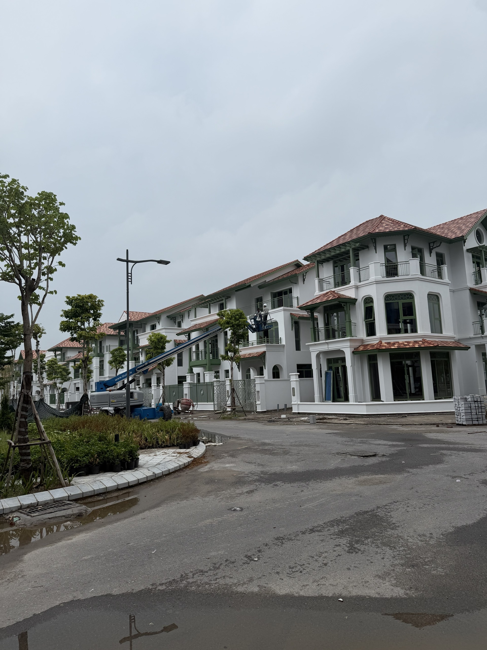 Khu nhà ở với các ô cửa kính đón ánh sáng tự nhiên
